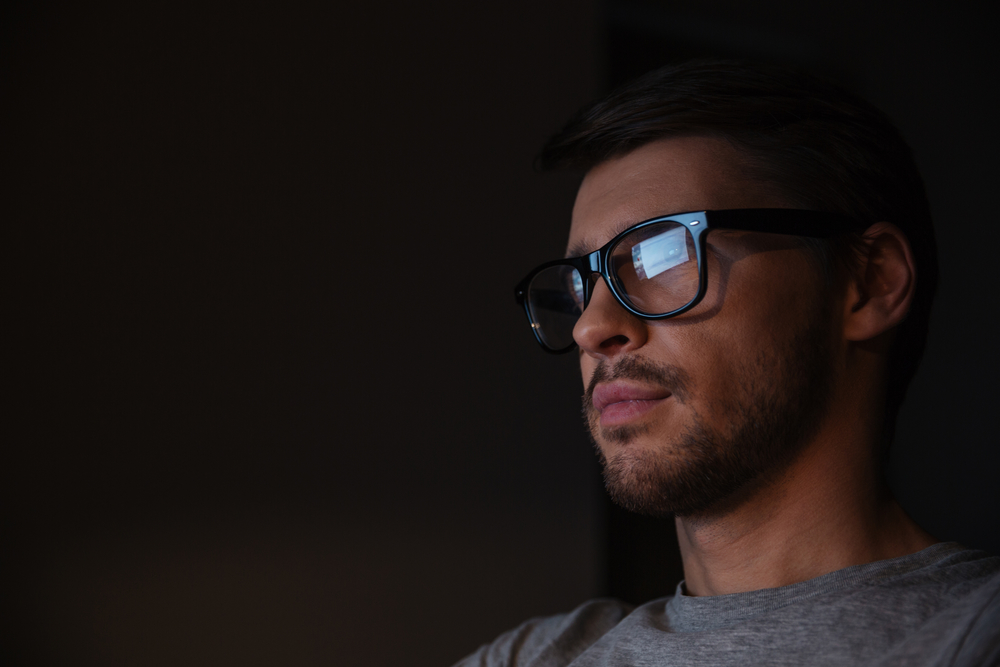 aw_manlookingatscreen